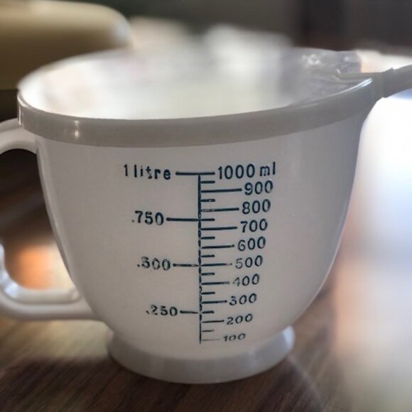Tupperware 4 Cup Measure with Lid - Picture 2 of 3